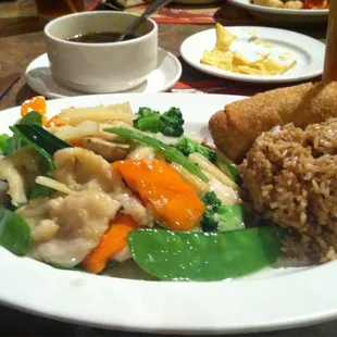 Chicken and vegetables in snow white sauce lunch portion