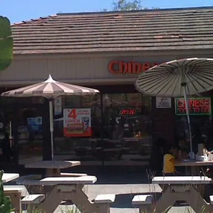 Outdoor eating shared by Subway, Popeye's and Chinese Express.