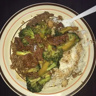 A mix in my plate but , special FR with beef broccoli , white rice ,, yum