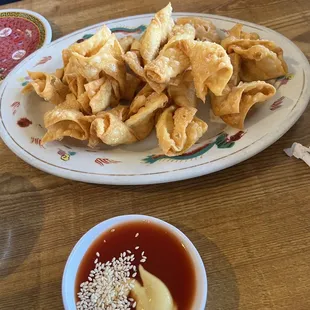 Fried won tons served with dipping sauses and hot mustard ya momma !! So dang good