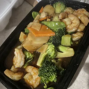shrimp, broccoli, and carrots