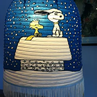 a lamp with a snoop and woodstock on it