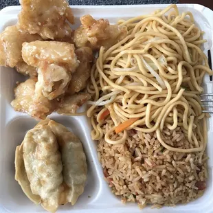 Sesame chicken/ Potstickers combo plate