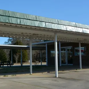 the outside of a chinese restaurant