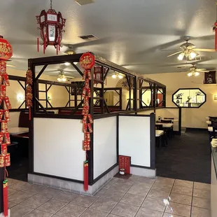 the interior of a chinese restaurant