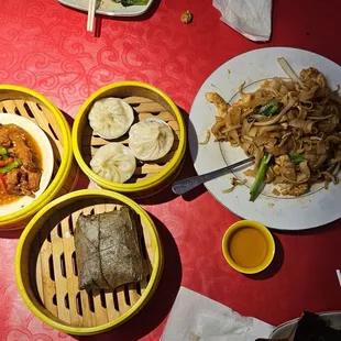 I come here for the chicken feet (phenix claws) and lotus wraps (lo mai gai).