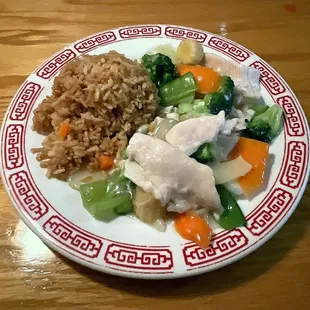 Chicken with Vegetables Lunch (Includes Crab Rangoon, Egg Roll and Choice of Soup)
