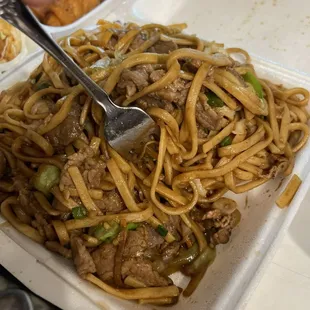 L35. Beef Lo Mein