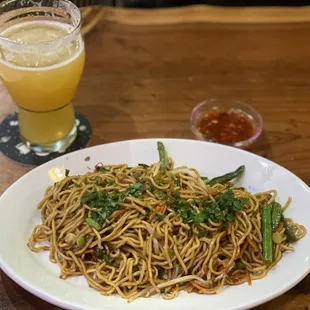 Deeeelish veggie chow mein w/chili sauce!