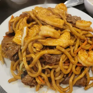 D15. Chef Special Stir-Fried Noodles
