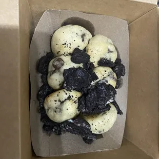 6 cookies with Oreo crumble