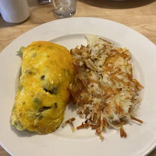 an omelet and hash browns