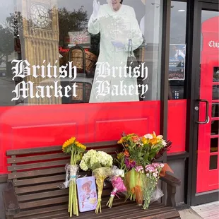 People are paying their respects to the Queen.