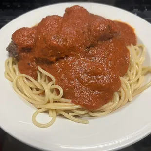 a plate of spaghetti and meatballs