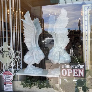 Ángels in the window