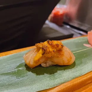 Scallop with uni nigiri