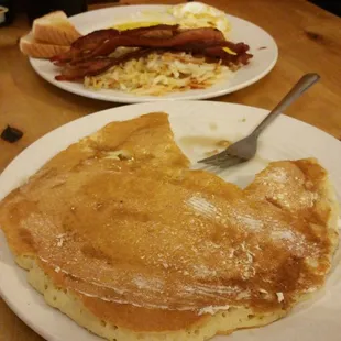 Texas size pancake, bacon, hash bowns, fried eggs cooked to perfection, with a Texas sweet tea to wash it all down with! #FGMD