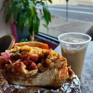 Burrito con huevo, papas y chorizo con horchata Salvadoreña