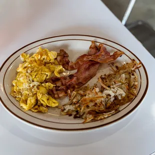 a plate of breakfast food
