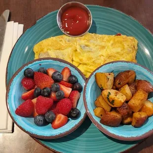 Omlette with fruit And hashbrowns