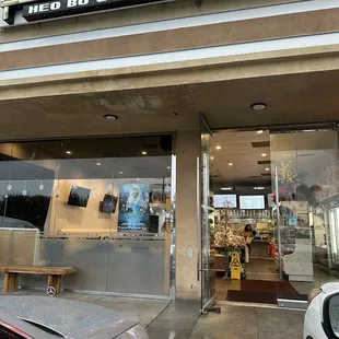 the front entrance of a fast food restaurant