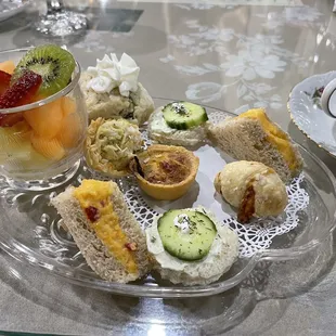 Tres bien!  Enjoyable pre Christmas cheer!!