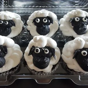 THE BEST VEGAN CUPCAKES EVER!!! Amazing design, and taste...way to go Giovanna!!!