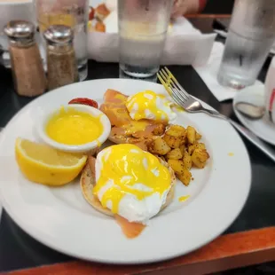 Smoked salmon eggs Benedict