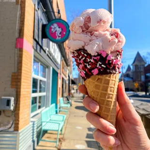 a hand holding an ice cream cone
