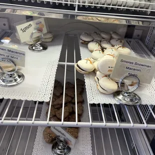 Snowman shaped macaroons
