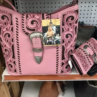 Love this wallet and purse