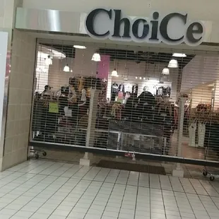 Hey, why are you guys closed early? Closing time is at 9pm not 8:45. Disappointing.