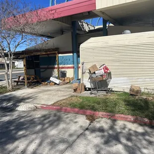 a shopping cart outside of a restaurant