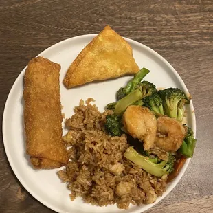 This is about a third of the lunch special, but just portioned out on a plate. The crab rangoon was an additional order.