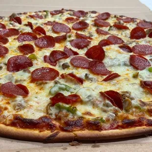 Pepperoni, sausage, green pepper, onions - extra thin and crispy - by order.