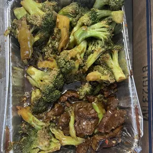 Beef and Carne De Res Con Broccoli , Arroz Frlto Especial