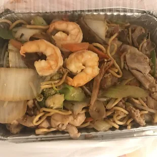 Horrible customer service and food. We ordered shrimp Lomein, but received Lo mein loaded with mystery meat and four shrimp.