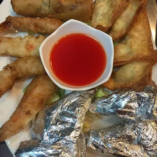 Combo appetizer: fried prawns, egg rolls, cream cheese won tons and chicken in foil!