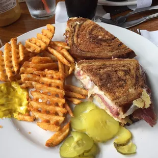 Rueben w waffle fries