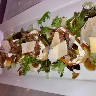 Filet mignon bruschetta