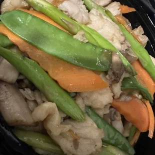 This is supposed to be the C17. Thai Lemongrass Chicken but it looks and tasted like regular chicken and mixed veggies.