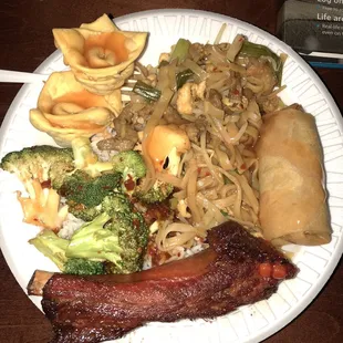 A sample of pad tai, broccoli in garlic sauce, spring roll, sparerib and pork wonton....