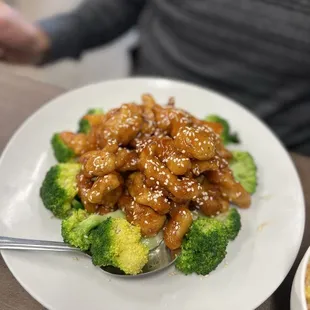 Sesame chicken with broccoli