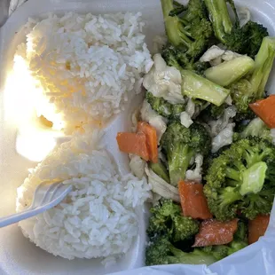 Chicken with Broccoli Lunch Combo with white sauce