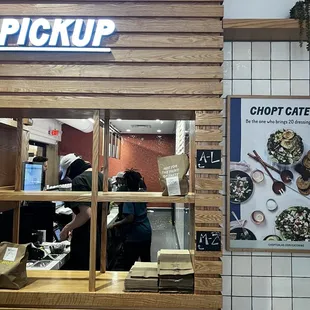 I ordered 2 hours ago online, just arrived, and the order is still not ready. They do not prioritize online orders!