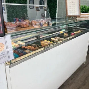 Offerings: puff pastries, eclairs, tarts, etc.