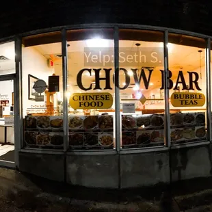 the outside of a restaurant at night