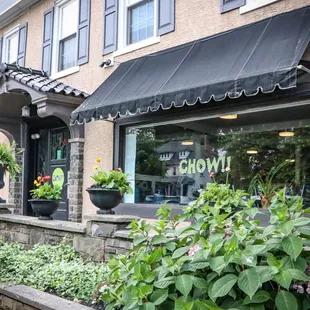 Beautiful weekend to dine outside with flowers in bloom