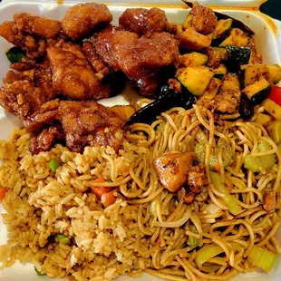 2-Item Combo: Fried Rice, Chow Mein, Spicy Chicken w/Peanuts, Orange Chicken $13.49 (11/29/21). @ChowMeinExpress #Honolulu #ChineseFood