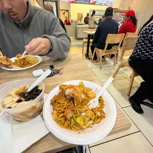 Pancit Conton 1 pc Chinese Style Fried Chicken Soda&apos;s